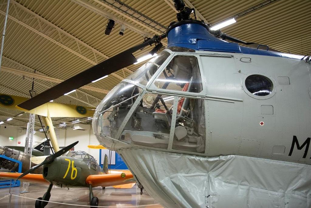 Förarplatsen i Vertol 44 har större glasytor än förarplatsen i efterföljaren Vertol 107. Flygplanet till vänster i bild är en SK 25 (föregångaren till SK 50).