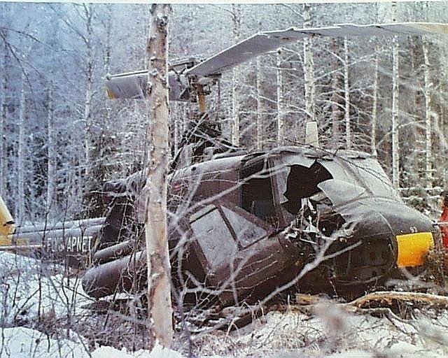 De konstaterade med viss förvåning och glädje att ingen var skadad. Ove stängde bränslekranen och slog av huvudströmbrytaren under tiden Gunnar kravlade sig ur helikoptern och ramlade ner i ett dike.