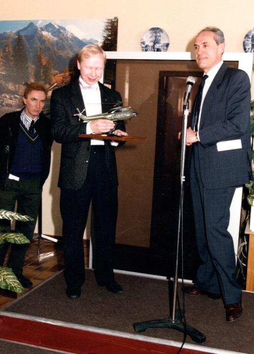 Här överlämnas diplomet och en modell av Super Puman till Roland Mattsson. Hkp 10B från utprovning i Stavanger. Foto: 1.