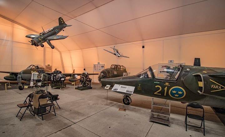 Flygmuseets SK 60C Foto från Lundbergshallen. Alla flygplansmodeller som hänger i taket är gjorda av Pelle Lundberg och Allan Riström.