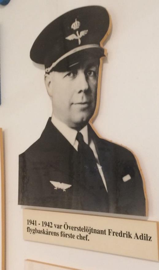 Nedan är ett foto på Fredrik Adilz och en karta på samtliga flygbaser i Övre Norrlands flygbasområde FlyboÖN. Först ut som kårchef var överstelöjtnant Fredrik Adilz som var chef 1941 1942.