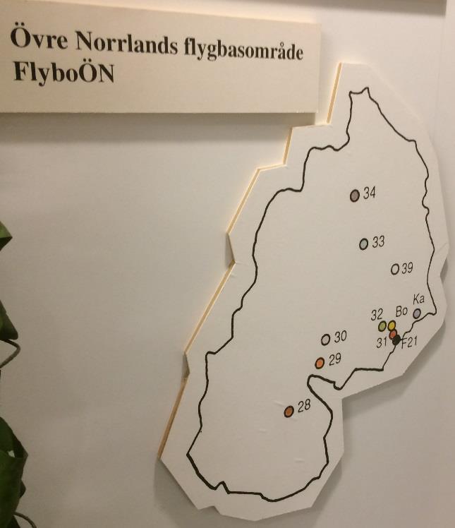 Nästa kårchef 1942 1946 var flygpionjären överste Gösta von Porat som var innehavare av flygcertifikat nummer 7 i Sverige.