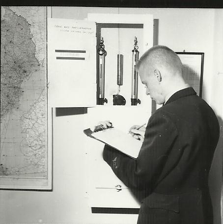 Lufttrycket lästes av på en Barometer som bestod av ett kärl med kvicksilver och ett glasrör som kvicksilvret