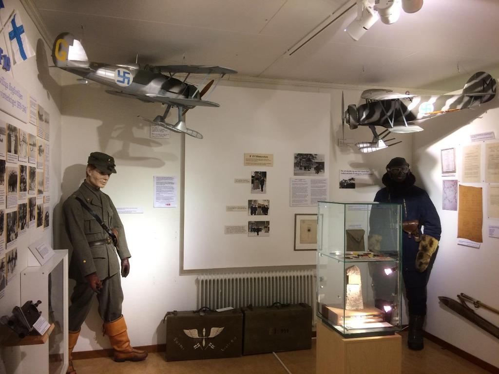 Flygmuseets monter med uniform och flygställ samt modellerna på flygplanen J 8 Gloster Gladiator och B 4 Hawker Hart.
