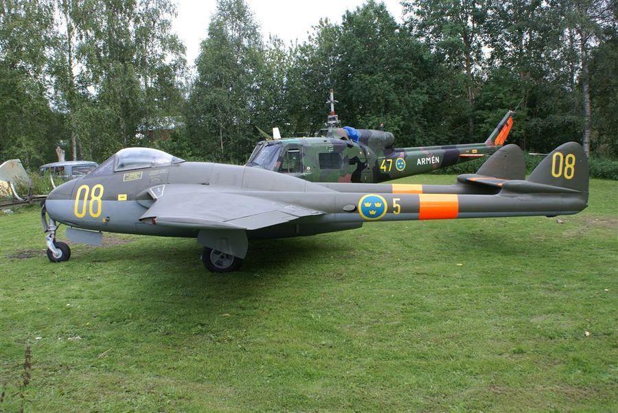 Piloterna på divisionen blev influgna på samtliga flygplanstyper. J 28B Vampire användes som träningsplan på Urban Röd i skarven mellan Mustangen och Tunnan.