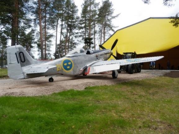 S 26 Mustang USAAF (US Army Airforce) anskaffade Mustanger P-51 som jaktflygplan under 1942. Den första versionen hade en stor svaghet i motorn.