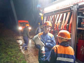 Diszipliniert sind die Jugendfeuerwehrmitglieder innerhalb weniger Minuten einsatzbereit und besteigen die Fahrzeuge.