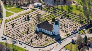 År 1890 utvidgades kyrkogården åt söder och tog i anspråk det område som syns i förgrunden på fotografiet.