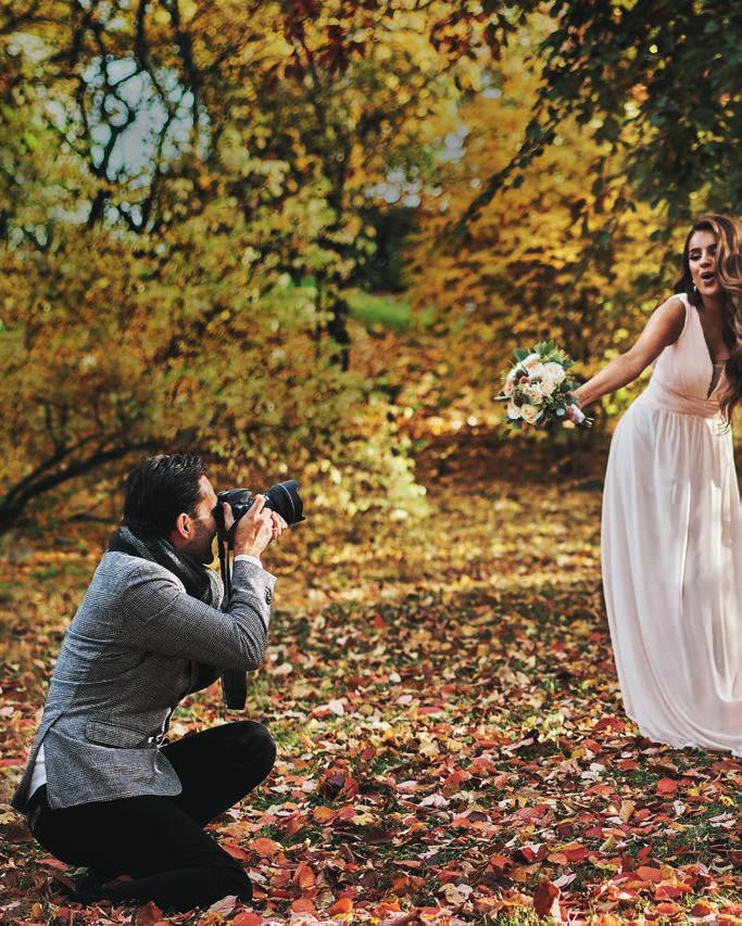 OM PEKKA & MATTE AV MAGNUS WENNMAN STILLBILDSFOTOGRAFER SOM Dammsugare på röd matta fotografering för bildbyråer. Bild