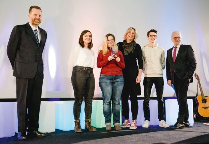 Innovation VIKTOR Der Medienpreis 54 55 Die Preise warten auf ihre Träger Die Sieger des Filmporträts stehen fest. OVZ-Chef Frank Klemmer (li.) und der stv. Vorstandsvorsitzende Manfred Schneider (re.