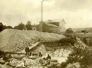 Svinninge, kommundel med 1 422 invånare år 2005. Kommunens äldsta och bäst bevarade samlade sommarbebyggelse, med villor och missionshus, uppförd vid sekelskiftet 1900; missionshuset år 1890.