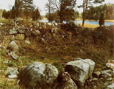Taborg Borgruin (Raä 215) vid Strömsjöns norra strand innanför Skeppsdal. Under sin glans dagar låg Taborg strategiskt på en holme i den långa havsviken, farleden upp mot Annarby.