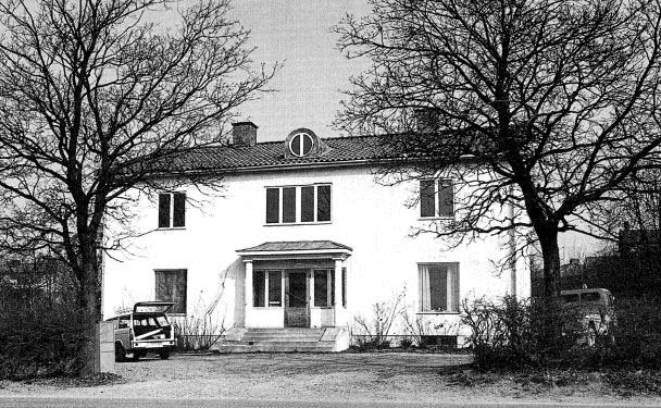 Thunska huset Kommunalpolitikern Frithiof Thun lät på 1930-talet bygga en villa i anslutning till den begynnande centrumbebyggelsen vid Åkersberga station.