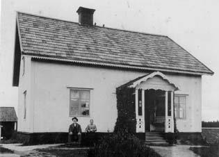 Tråsättra gård revs på 1970-talet då Tråsättraskolan byggdes på gårdens plats. Omnämns första gången i skrift år 1392 som Trothasetrum.