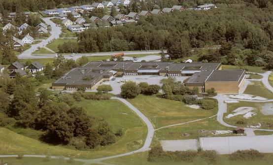 Tråsättraskolan byggd 1979 Trälhavet, en fjärd som från Östersjön tränger in i Svealand och utgör gräns mellan Österåkers och Vaxholms kommuner.