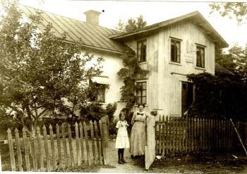 Värdshuset, efter 1906 kallat Hotellet eller Åkersbergs gästgivargård. Fastighet vid Värdshusvägen 22-24. Värdshus från 1860-talet till 1931.