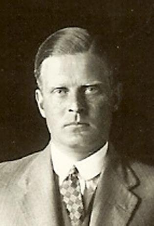 Finans-, utrikes- och statsminister 1889-1891. Gift 1860 med grevinnan Ebba Aurora Ulrica Gyldenstolpe. Åkerhielm, Gustaf Fredrik Nils 1853-1920.