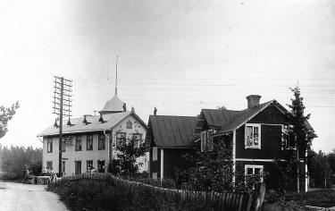 Ångbryggeriet Bryggerilokal vid Åkers kanal alldeles vid järnvägsbron, uppförd av bryggarmästare Josef Berggren från Kårsta.
