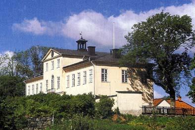 Äpplarö, ö belägen i Gälnan norr om Ingmarsö, 59º29 N - 18º44 E. Areal: 1,08 km², befolkning: 3. Den förste till namnet kände öbon var Jöns i äpplarnö, som 1538 betalade 10 öre i skatt.
