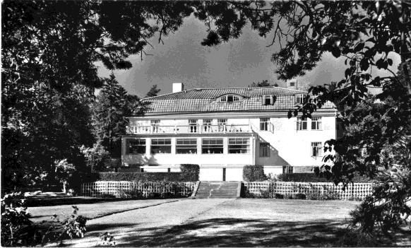 godset till en representativ mötes- och överläggningsplats för regeringen. När detta skrivs, hösten 2010, planerar man att bebygga delar av Östanås mark, bl.a. delar av trädgården, med bostadshus.