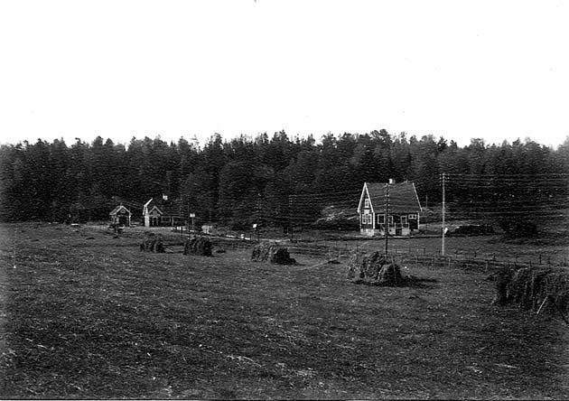 Österskärs järnvägsstation Stationshuset i jugendstil invigdes i juni 1906. Den vändskiva, som funnits vid Åkers-Berga station, flyttades 1907 till Österskär, järnvägens nya slutstation.