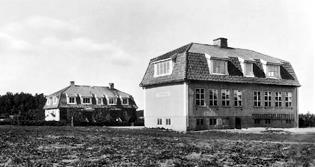 Gruvhålet är 20 meter djupt. Fältspat och kvarts bröts här i slutet av 1800-talet och början på 1900-talet. Österskärs postkontor var inrymt i Österskärs järnvägsstation.