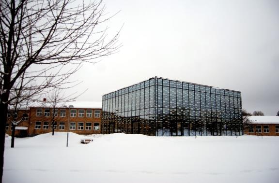 Österåkersanstalten, statlig fångvårdsanstalt, uppförd år 1965 i nordvästra delen av kommunen.