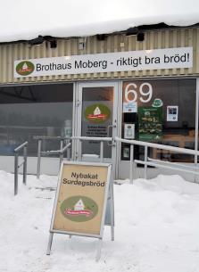 7) Landsvägsbro vid väg 276 (fast bro) klar i december 1966 8) Järnvägsbro klar 1901 (från början svängbro med ett spår, senare fast bro) 9) Gångbro vid Klappbryggan 10) Industribron (fast bro); klar