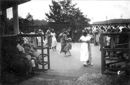 Dahlberg, Elsie 1916-2005, konstnärinna, skulptör, född i Stockholm, under många år verksam i Österåker. Rikt representerad med offentliga utsmyckningar i vårt land. I Åkersberga har Dahlberg bl. a.