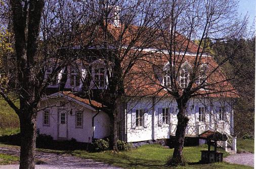 Under större delen av detta århundrade tillhörde gården medlemmar av ätten Lejonflycht. År 1841 övergick Dyvik och Östanå fideikommiss till släkten Boström.
