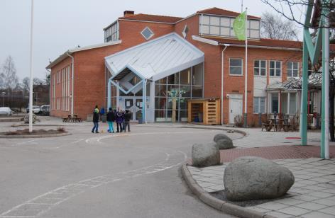 Omkring 1960 öppnade han en speceriaffär i ett nybyggt hus vid Storängsvägen, idag Sun Video och Solarium. Fröstad, Elis 1893 1987. Härstammade från Himmeta, Västmanland.