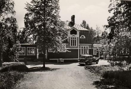 Ägdes fram till 1923 av häradshövding Richard Bråkenhielm. Villan donerades senare till Österskärs Villaägareförening ÖVF, som hade sina möten där och som gjorde Gillet till något av en ungdomsgård.