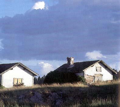 Hacksta snickerifabrik Verksamhet i aktiebolagsform, startad 1958 av Sixten Samuelsson och Rune Wallin i ett trähus på Tvärvägen (numera möbellager). Flyttade till nybyggda lokaler på Hackstavägen.