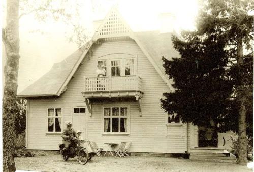 Tillsammans med makan Clary donerade han sin kvarlåtenskap till Nils och Clary Hallmans fond för främjande av vård av behövande ålderstigna på Solhälla i Österåkers socken. Hallström, Eric 1893-1946.