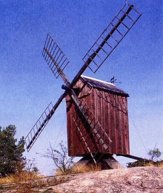 Hästede kvarn, stolpkvarn, flyttad till platsen från Riala 1857. Stolpkvarnar var mycket vanliga i Österåker under 1700- och 1800-talen. Kvarnhuset kunde vridas för att på bästa sätt fånga vinden.
