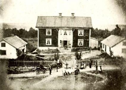 Startade där sågverk, hyvleri och snickerifabrik fram till 1917, då Gustaf Kahnlund övertog verksamheten. Affären vid Åkersberga station Janssons affär startades 1901 av Carl Pålhammar.