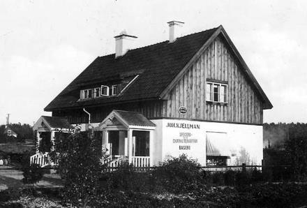 Kajutan Köpcentrum i Åkersberga, en tillbyggnad till Skutan, byggt 1993. Kalvholmen, ö belägen öster om Siarö.