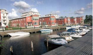 Klappbryggan, bostadsområde med hyreshus i kvarteret Skonaren vid Åkers kanal omedelbart söder om järnvägsbron, uppförda i början av 2000-talet.