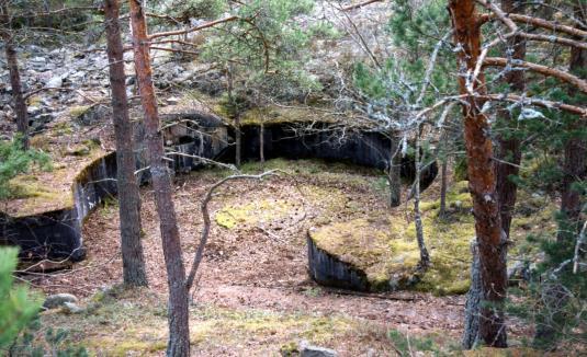 L Ladan, lokalt namn på bostadshus för järnvägens personal, uppfört söder om Åkersberga station på platsen för nuvarande Järnvägsparken.