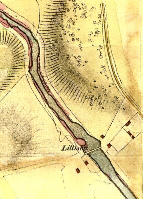 Lillbron Gångbro över Åkers kanal i Hackstavägens förlängning. På 1600-talet lär det ha funnits ett övergångsställe strax nedströms nuvarande slussen.