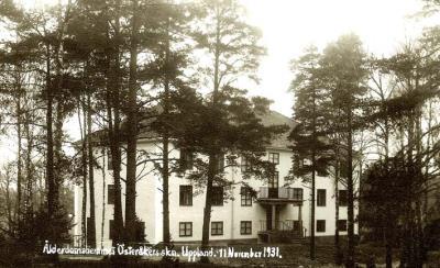 Livsmedelsbutiker Handelsbodar. Ljungbacken Fastighet med adress Stenhagsvägen 1. Byggdes som ålderdomshem år 1931 efter ritningar av arkitekt L.N. Gramen, Djursholm.