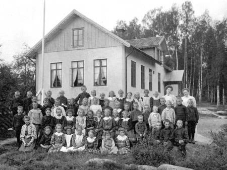 Namnet Ljungbacken användes aldrig under den tid fastigheten var i Österåkers ägo utan tillkom vid försäljningen till Stockholms stad.