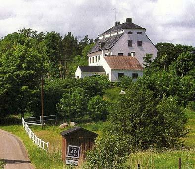 Marum, herrgård på Ljusterö uppförd på 1740-talet. Byggnadsteglet hämtades till stor del från ägaren Hans Lenmans eget tegelbruk på Ålön.