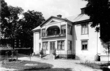 År 1959 upphörde affären och byggnaden stod oanvänd ett antal år. Idag heter affären Österskärs Handel och drivs sedan 2004 av Roger Björklund.
