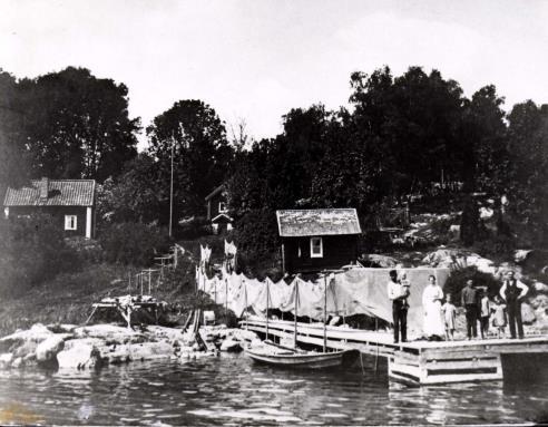 På en karta från 1756 finns på platsen markerat en båtsmanstäppa, men redan 1721 finns båtsmannen Botvid Furman registrerad som boende på platsen.