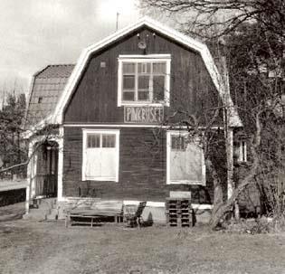Född i Ambjörnarp, Västergötland. Sjuårig folkskola och vidareutbildning genom Komvux och universitet. Arbetat inom cementindustrin och som kabelarbetare.
