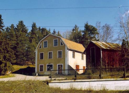 Bifrostpedagogiken med inlärningen baserad på barnens eget skapande och i vilken man uppmuntrar barnens kreativitet. De två äldre skolbyggnaderna är byggda under 1800-talets senare hälft resp. 1913.