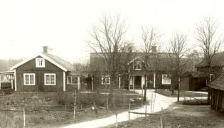 Skutan Köpcentrum i Åkersberga centrum. Invigdes 1976. Skånsta Gård, belägen drygt två kilometer nordost om Åkersberga centrum, vid väg 276. Omnämns första gången i skrift år 1401 som Skånistun.