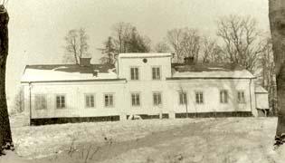 Slussportarna av stål är från 1912 och tillverkade i Motala. Slusskammaren är 26 meter lång och sju meter bred; trafikabel för fartyg intill 22 meters längd. Nivåskillnaden är knappt två meter.