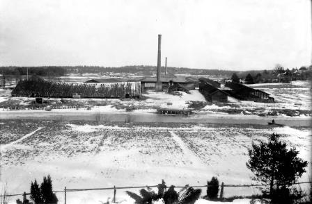 från 1600-talet. Byggnaden brann 1696/1697, uppfördes på nytt på 1720-talet, när Samuel Åkerhielm blivit ägare till Margretelund och Smedby.
